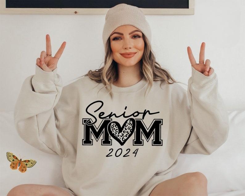 Senior Mom 2024 Sweatshirt, Senior Mom Sweat, Senior Mom Gift, Graduation Mom Sweat, Class Of 2024, Senior Class Sweat, Leopard Mom Gift Tee